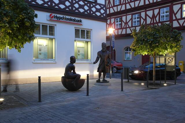 Am Adam-Riese-Denkmal in der Bahnhofstraße