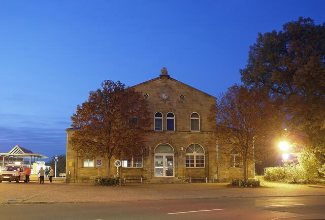 Der Bahnhof (mittlerweile geschlossen) gab der langen Straße im Ortszentrum den Namen.
