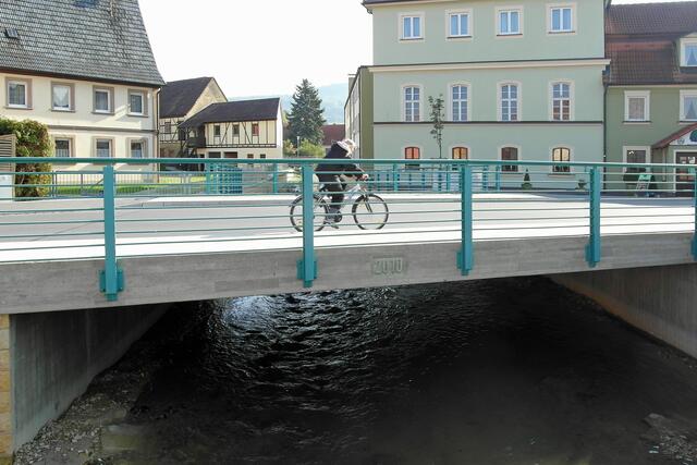 Die Lauter wurde aus ihrem Schattendasein zwischen Betonrinnen der 1960er Jahre befreit. Die Brücke der Bamberger Straße verzeichnet die Jahreszahl 2010.