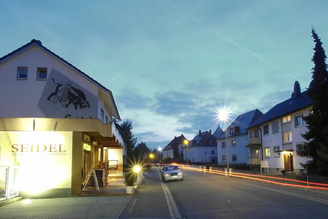 Von der Bahnhofstraße führt die Goethestraße (Bildmitte) zur evangelischen Stadtkirche.