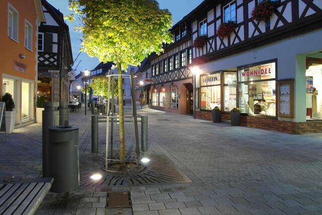 Die Straßenbeleuchtung gewinnt - hier ein Blick in die Fußgängerzone der Bahnhofstraße - mehr und mehr gegenüber dem Abendhimmel.