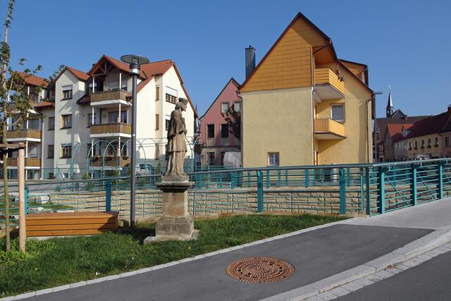 An der Brücke der Angerstraße steht die Statue des hl. Nepomuk neben dem Lauterbach.