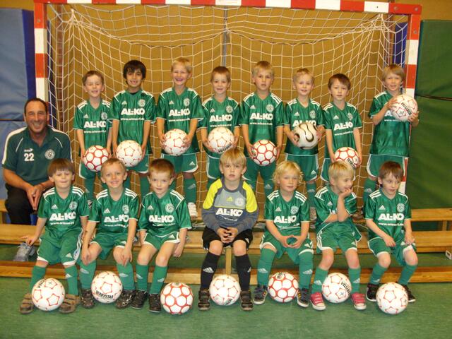 Gruppenbild mit Trainer