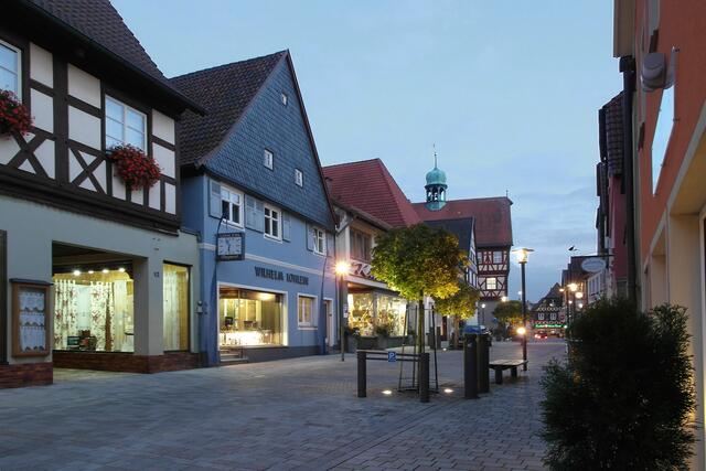 In der Fußgängerzone der Bahnhofstraße lässt die Stadt die Straßenbäume von unten anstrahlen.