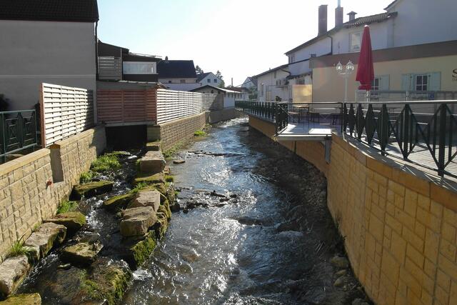 Das neugestaltete Bett des Lauterbachs, gesehen von der Brücke der Goethestraße.