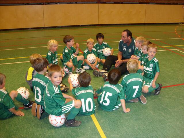 Die Spieler lauschen gespannt dem Trainer Carsten Biedritzki.