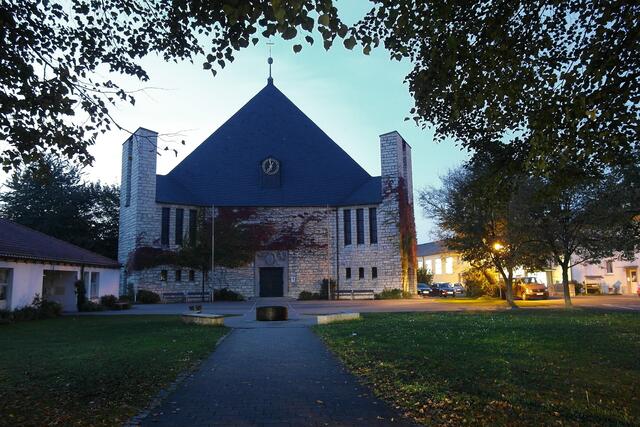 Am Georg-Herpich-Platz befindet sich die evangelisch-lutherische Stadtkirche, die die Bezeichnung "Heilige Dreieinigkeit" trägt und Dreieinigkeitskirche genannt wird.