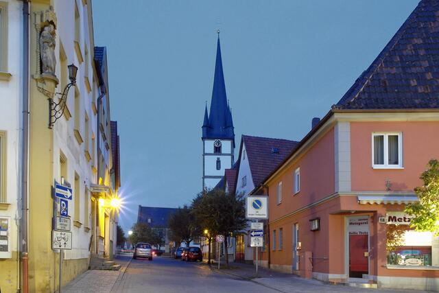 Die Kirchgasse (Bildmitte) führt von der Bahnhofstraße zur katholischen Stadtpfarrkirche St. Kilian und Georg.