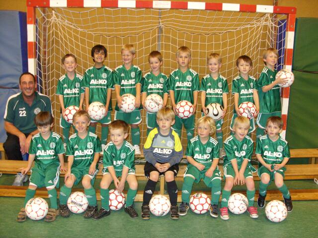 Gruppenbild mit Trainer