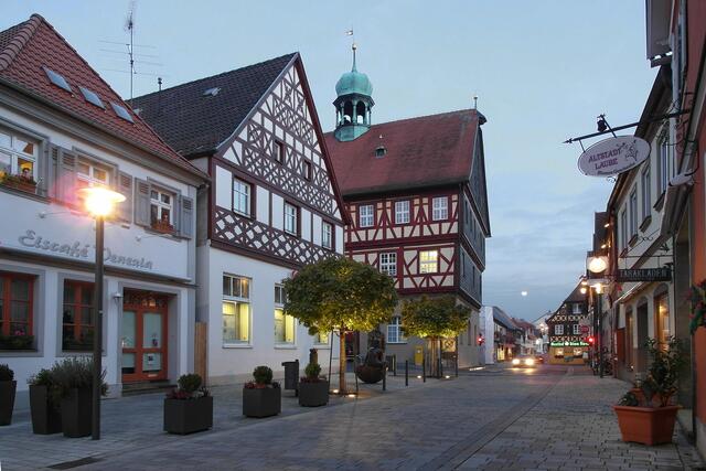Die Fußgängerzone der Bahnhofstraße führt direkt zum Fachwerk-Rathaus (Bildmitte) am Marktplatz.