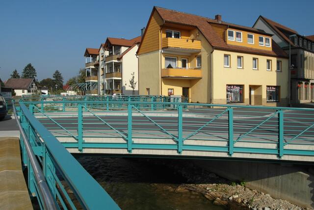 Die neuen Hochwasserschutzmaßnahmen machten es erforderlich, dass neun Brücken - hier die Brücke der Angerstraße - und Stege angelegt werden mussten.