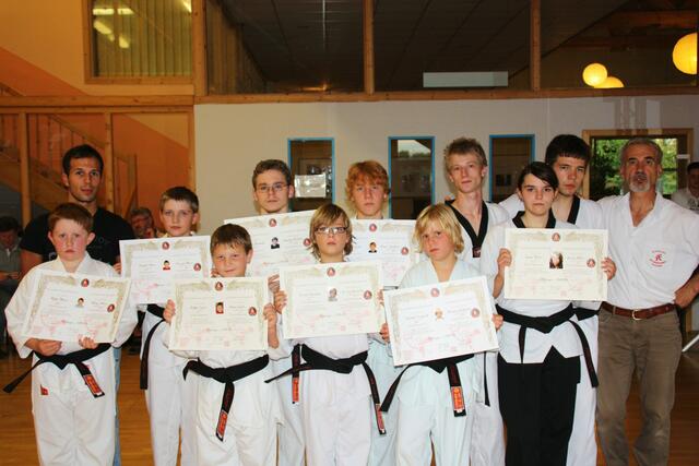 Die frischgebackenen Schwarzgurte (Allkampf-Jitsu Dan-Prüfung)