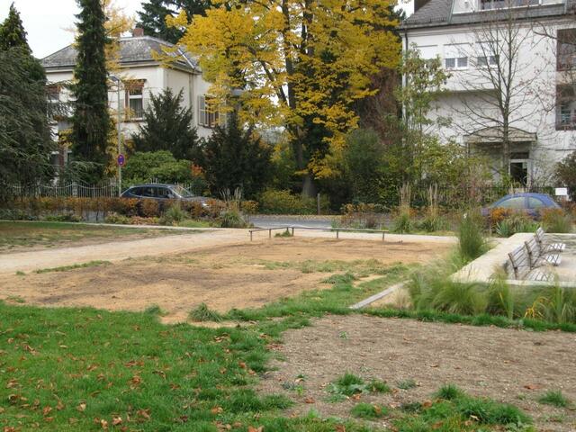 Nur noch das fehlende Gras erinnert an die Sandburg. (2.11.2011)