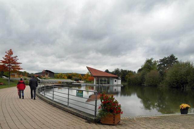 Der Kurpark mit Bühneninsel des Parksees