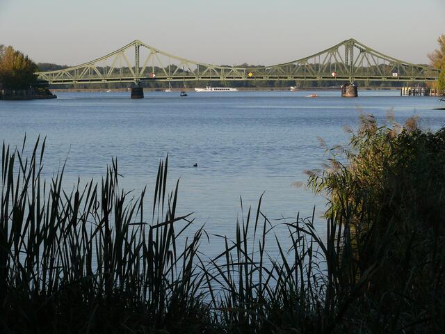 Glienicker Brücke, auch Brücke der Einheit,          Agenten von Ost und West wurden hier ausgetauscht.