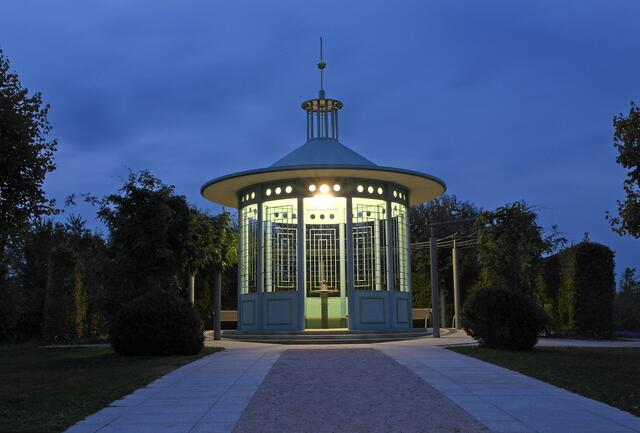 Der Monopteros, der kleine Säulentempel des Kurparks