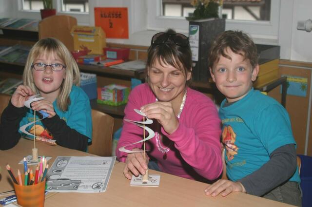 Silke Teichmann, Expertin für Windpark-Planung, -Bau und -Betrieb (wpd), bastelte mit den Kindern unter anderem Windspiralen.
