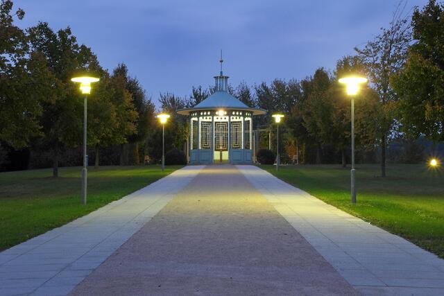 Der Monopteros, ein kleiner Säulentempel, auf dem Aussichtsberg des Kurparks