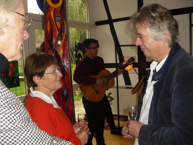 . . . Dieter Schafranek, re. im Gespräch . . .
