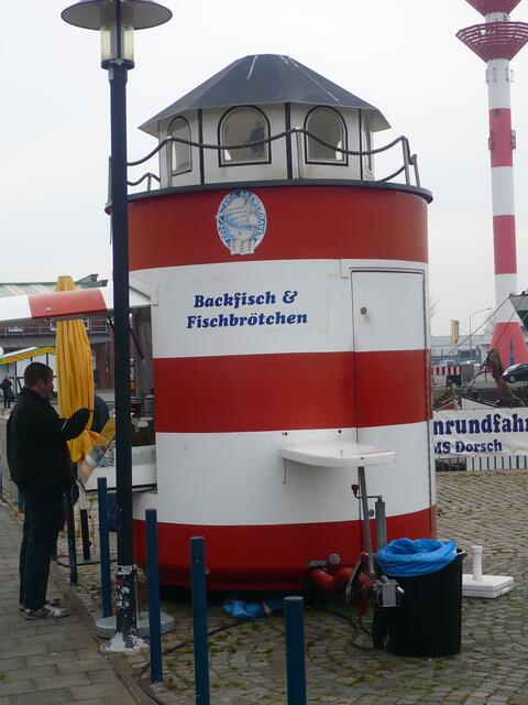 Mobiles vor stationärem Seezeichen
