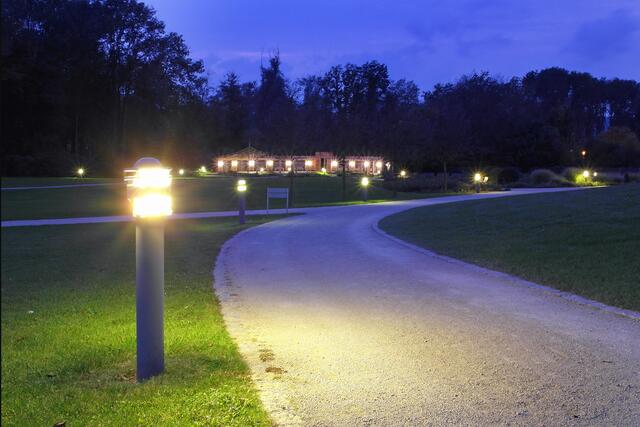 Kurparkweg zu einer interessant gestalteten Laubengang-Anlage