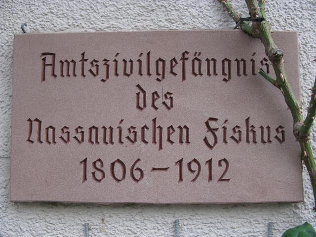 Schild vor dem Gefängnis.