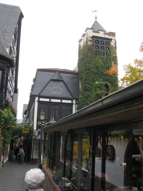 So eng ist es in der Drosselgasse.