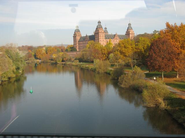 Schloss von der Mainbrücke aus dem Bus fotografiert.