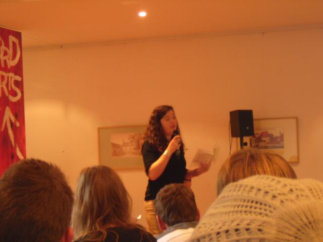 Mette Finderup las auch eine kurze Passage auf Deutsch vor