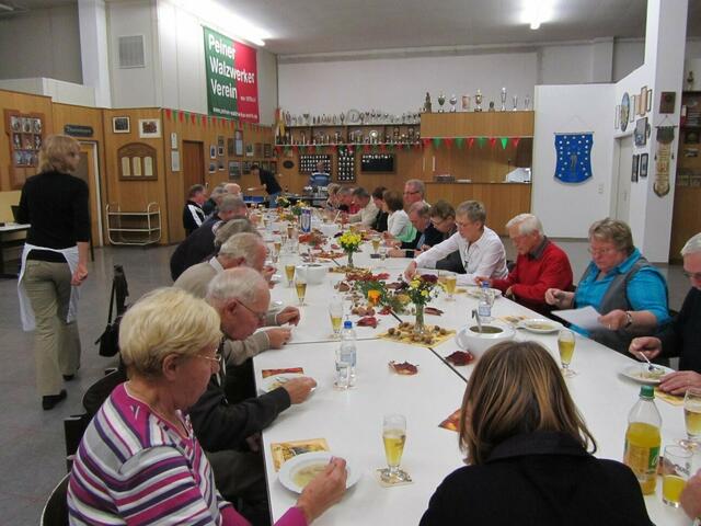 Die am Tisch servierte Suppe schmeckt schon mal gut