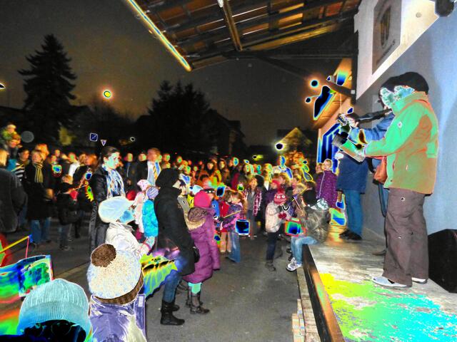MARTINSTAG in Mornshausen/Salzböde (Laternen-Umzug 11.11.11) - vor dem Gebäude des Gesangvereins - SINGEN ...