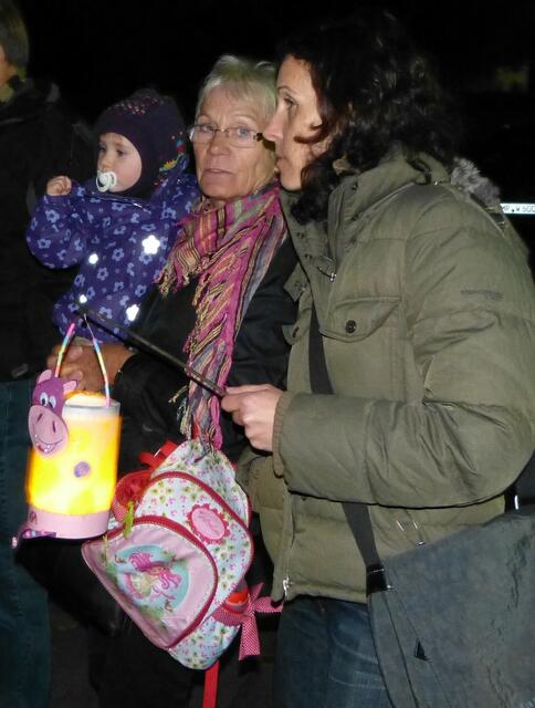 Zweijährige machten mit und die Ex-Kirschenkönigin MELANIE die Erste: MARTINSTAG in Mornshausen/Salzböde (Laternen-Umzug 11.11.11) - a&s-p-bild werner hahn.