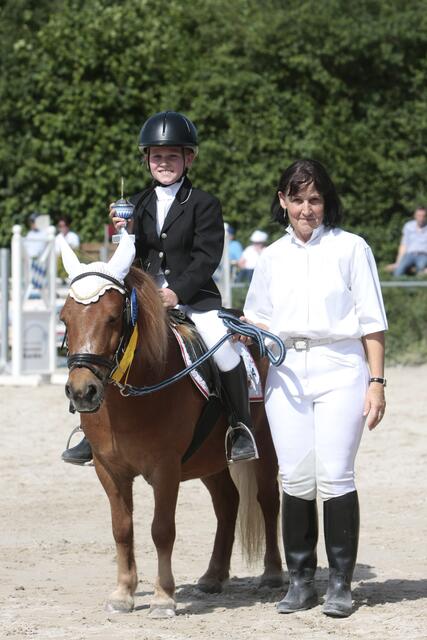 Siegerehrung Führzügelklasse Nina Berger mit Scarlett und Führerin Hildegard Steiner