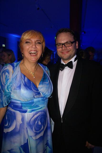 Grünen Chefin Claudia Roth kam in Blau und mit Pressesprecher Dr. Jens Althoff aus Berlin zum Augsburger Presseball.