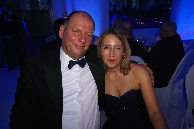Auch Modehaus Jung-Geschäftsführer Heinz Verhufen und seine Gattin Elisabeth Ronacher-Verhufen kamen in und mit blauem Outfit, getreu dem Ballmotto: Eine Nacht in Blau.