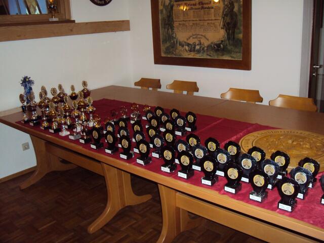 Pokale und Trophäen warten auf die Sieger