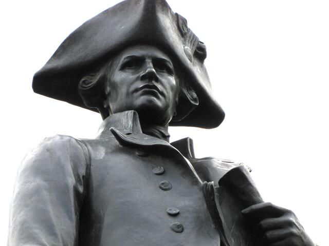 Die britischen Segelschiffe waren auf allen Weltmeeren unterwegs. James Cook - hier sein Denkmal in London vor dem Seefahrtministerium - umrundete den Globus zweimal und drang bis zur Antarktis vor. Zu seiner ersten Erkundungsfahrt brach er wenige Jahre nach Eintreffen des Briefes in Hannover auf.