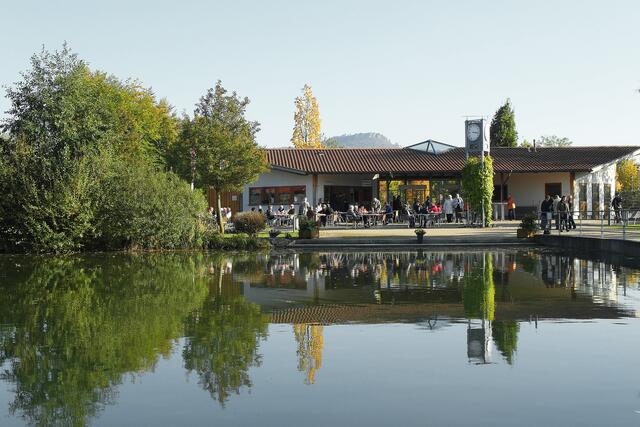 Nach 15 Uhr sind alle Plätze am Eingangspavillon des Kurparks besetzt. Den Herbst im Kurpark als ein Geschenk atemberaubender Schönheit zu genießen, gelingt auch neben allen Gesundheitsanwendungen.