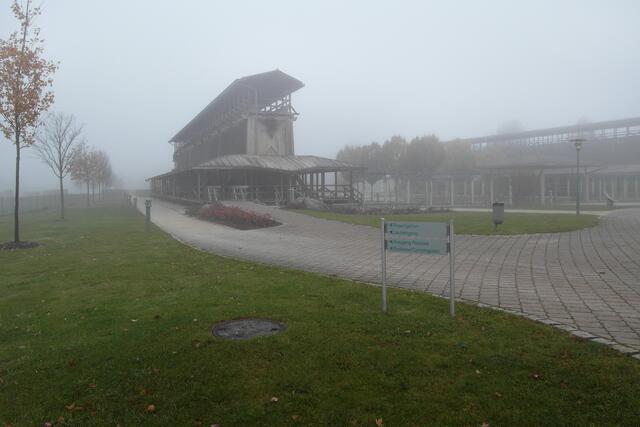Im Nebel verteilen die stattlichen Gradierwerke völlig vergebens die vernebelte Natursole.