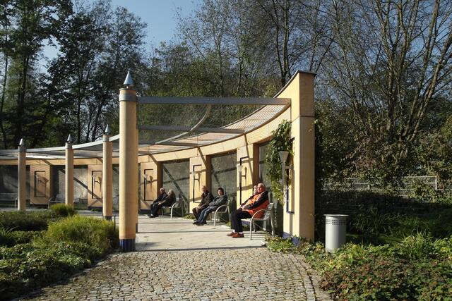 Von den Sitzbänken des Laubengangs kann nicht nur die Sonne genossen werden, sondern von hier aus bietet sich eine herrliche Aussicht auf den gesamten Kurpark.