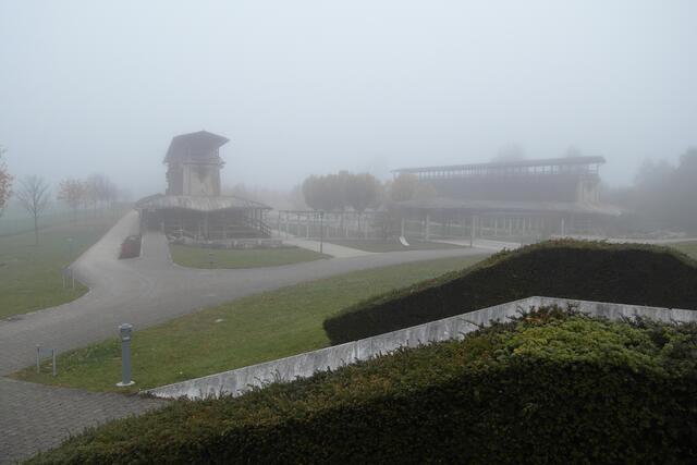 Im Nebel wirkt das Gradierwerk ziemlich geheimnisvoll.