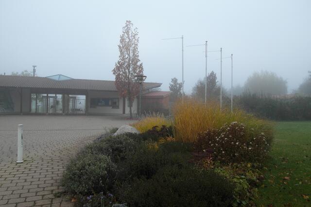 Der Nebel löst sich nicht auf; der Eingangsbereich des Kurparks bleibt grau in grau.