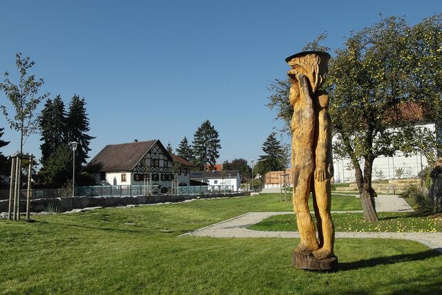 Die Skulptur "Daphne und Apoll" von Helmut Osterlänger ist ein Anziehungspunkt im neuen kleinen Stadtpark.