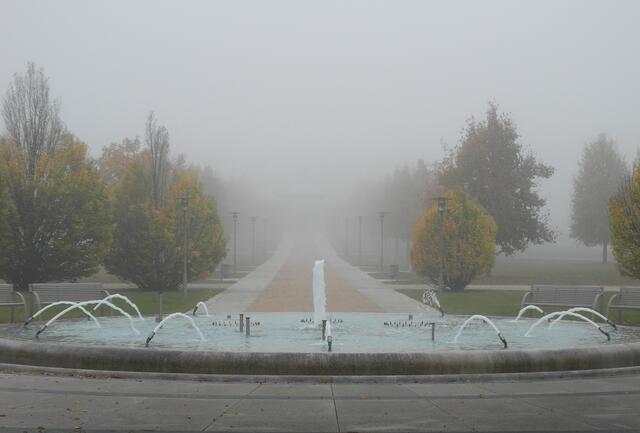 Völlig unbeobachtet bietet die Brunnenanlage alle vier Minuten ein anderes Bild der Wasserspiele.