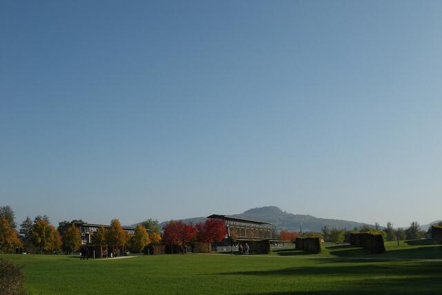 Vom Laubengang aus bietet sich den Kurgästen eine herrliche Aussicht auf den gesamten Kurpark mit den Gradierwerken und auf den Staffelberg am Horizont.
