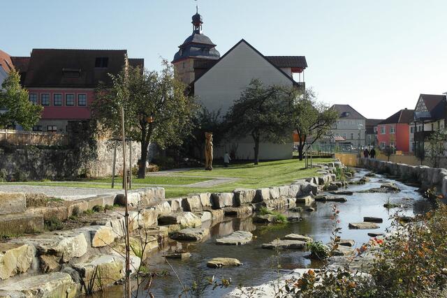 Die "grüne Achse" entstand im Zusammenhang mit den Hochwasserschutzmaßnahmen, im Hintergrund der Stadtturm an der Bamberger Straße.