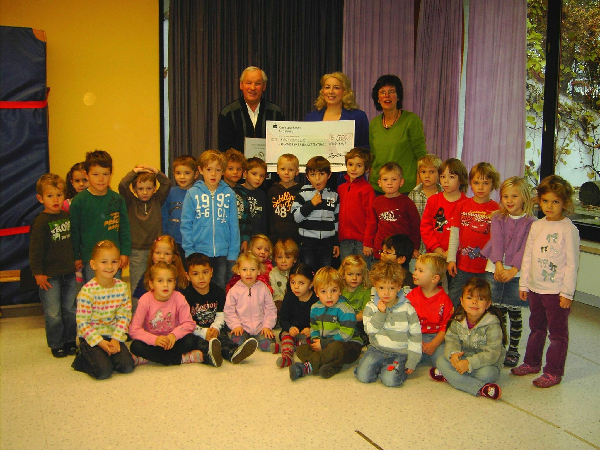  Opernsängerin Sonja Pascale überreicht Spendenscheck an Kindergarten Motiv 