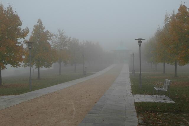 Auf dem Aussichtsberg des Kurparks steht ein runder Säulentempel, der Monopteros, der bei Nebel allerdings nur zu erahnen ist.