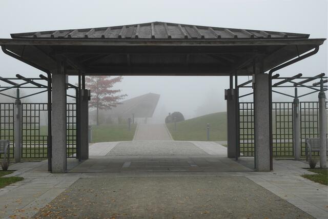Vom Eingangstor zwischen den Gradierwerken ist die Weitläufigkeit des Kurparks nur noch zu erahnen.