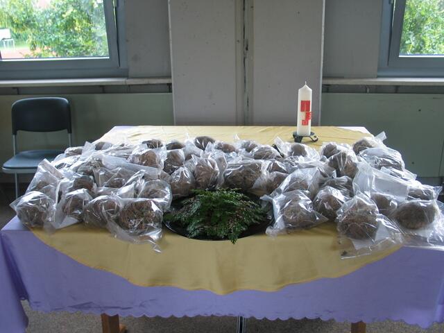 Pfarrer Andreas Jall und Pfarrer Markus Maiwald gestalteten unseren Abschlussgottesdienst. Zur Erinnerung erhielt jeder Teilnehmer/in eine "Rose von Jericho".